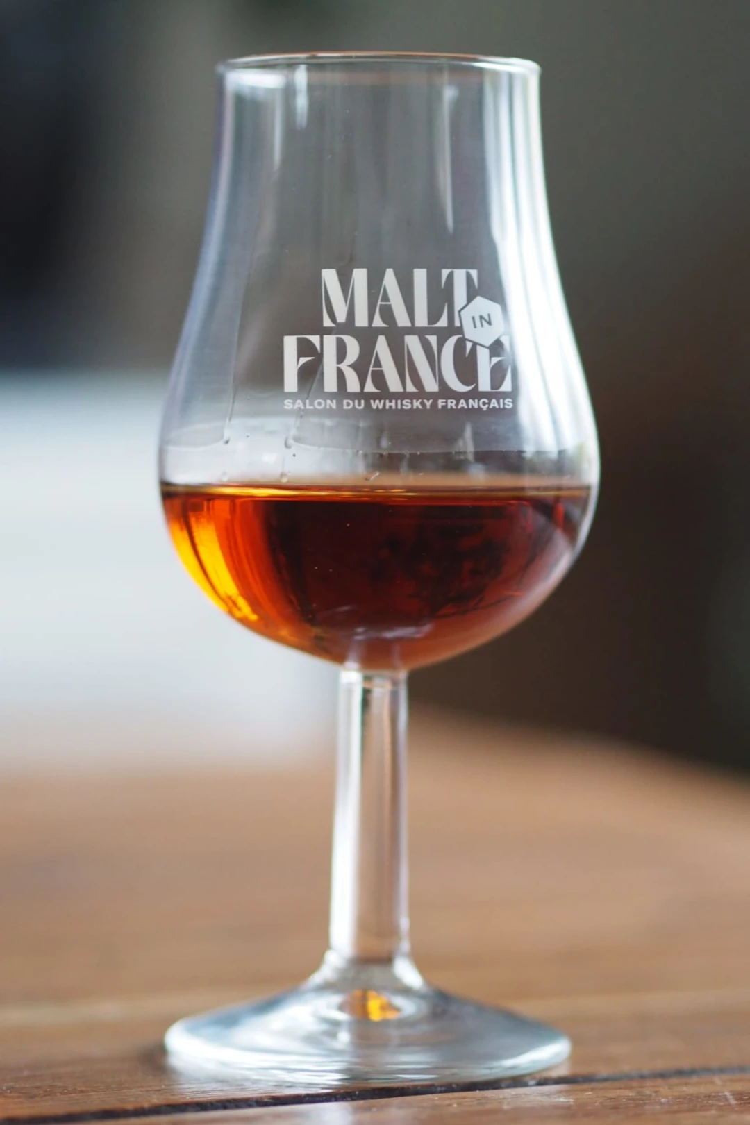 Photo d'un verre de whisky en gros plan. Made by Eva Bronzini (https://www.pexels.com/fr-fr/@eva-bronzini/)